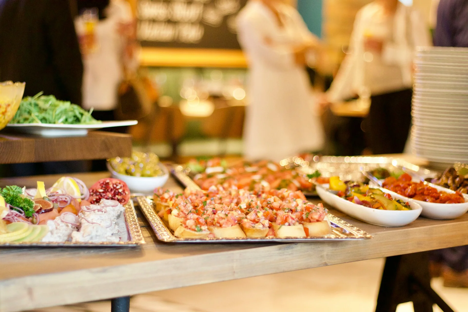 Mesa elegante de buffet para evento