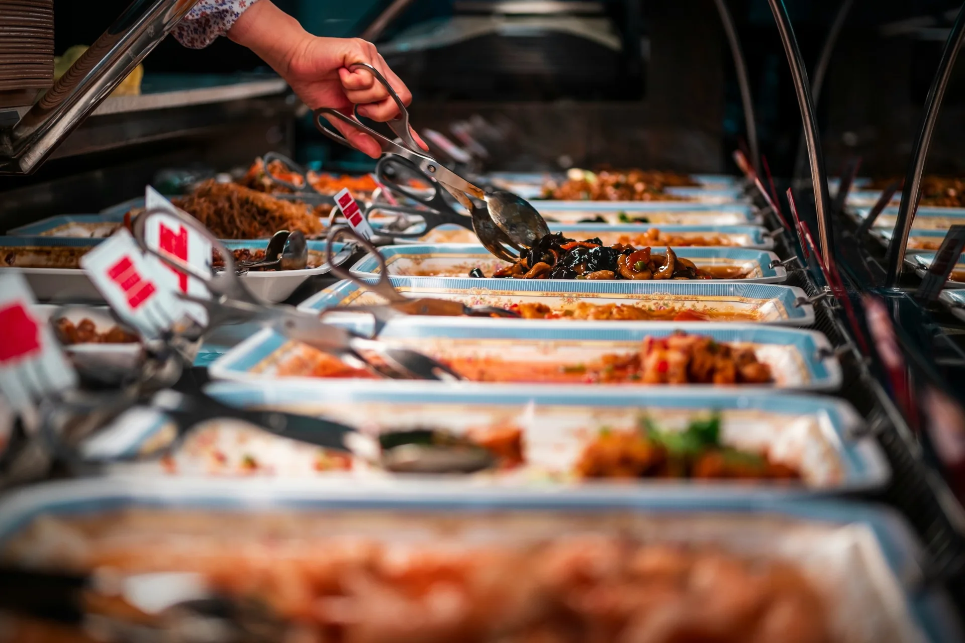 Buffet sofisticado com seleção de pratos